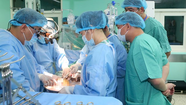 Đội ngũ y b&aacute;c sĩ tận t&igrave;nh trong cấy gh&eacute;p tim cho bệnh nh&acirc;n...