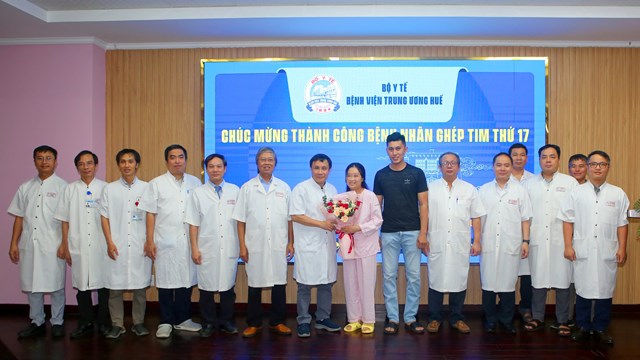 Gi&aacute;o sư, TS, BS Phạm Như Hiệp- Gi&aacute;m đốc Bệnh viện Trung ương Huế tặng hoa ch&uacute;c mừng bệnh nh&acirc;n