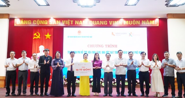 Tập đo&agrave;n Kim Oanh hỗ trợ Huế x&oacute;a nh&agrave; tạm v&agrave; tiếp sức bệnh nhi ngh&egrave;o