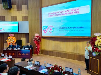 C&aacute;c chuy&ecirc;n gia tr&igrave;nh b&agrave;y b&aacute;o c&aacute;o khoa học tại Hội nghị Khoa học Cố đ&ocirc; về Bệnh truyền nhiễm năm 2026 diễn ra tại Trường Đại học Y - Dược, Đại học Huế