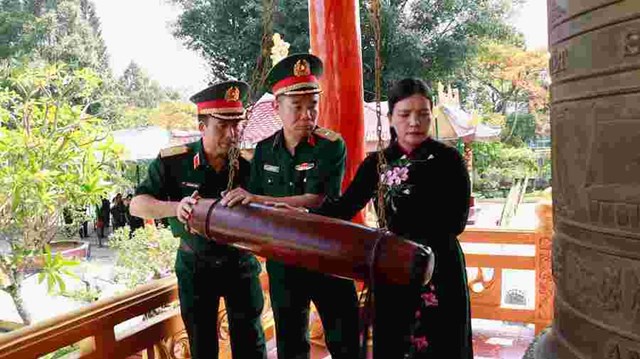 C&aacute;c đại biểu gi&oacute;ng chu&ocirc;ng tại Khu tưởng niệm Sư đo&agrave;n 10, Qu&acirc;n đo&agrave;n 34.