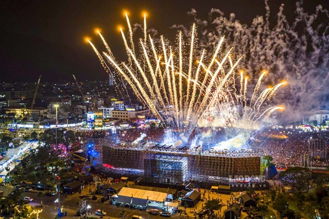 Lễ khai mạc Năm Du lịch quốc gia - Gia Lai 2026 diễn ra v&agrave;o tối 28.3 tại Quảng trường Nguyễn Tất Th&agrave;nh, phường Quy Nhơn, đ&oacute;n khoảng 70.000 người d&acirc;n, du kh&aacute;ch tham dự. Ảnh: Dũng Nh&acirc;n.