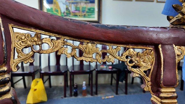 Phần tay ngai bị hư hại đ&atilde; được phục hồi theo đ&uacute;ng h&igrave;nh d&aacute;ng, k&iacute;ch thước v&agrave; kỹ thuật chế t&aacute;c truyền thống