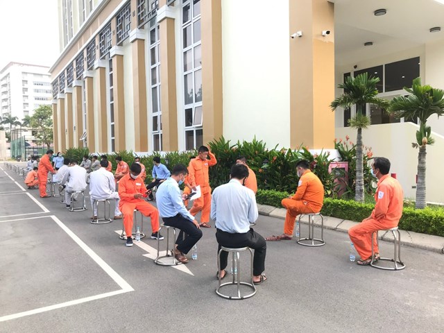 Trong qu&aacute; tr&igrave;nh hiến m&aacute;u, C&ocirc;ng ty bố tr&iacute; nh&acirc;n vi&ecirc;n Bảo vệ tiến h&agrave;nh đo th&acirc;n nhiệt cho đội ngũ Y, B&aacute;c sỹ v&agrave; CBCNV tham gia hiến m&aacute;u ngay tại cổng v&agrave;o C&ocirc;ng ty.