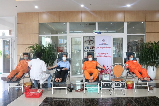 CBCNV C&ocirc;ng ty lu&ocirc;n nghi&ecirc;m t&uacute;c thực hiện chỉ đạo của c&aacute;c cấp, thực hiện khuyến c&aacute;o 5K của Bộ Y Tế: Khẩu trang - Khử khuẩn - Khoảng c&aacute;ch - Kh&ocirc;ng tụ tập - Khai b&aacute;o y tế.