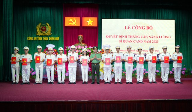 C&#244;ng an Thừa Thi&#234;n Huế trao Quyết định thăng cấp bậc h&#224;m cho hơn 800 c&#225;n bộ, chiến sĩ  - Ảnh 3