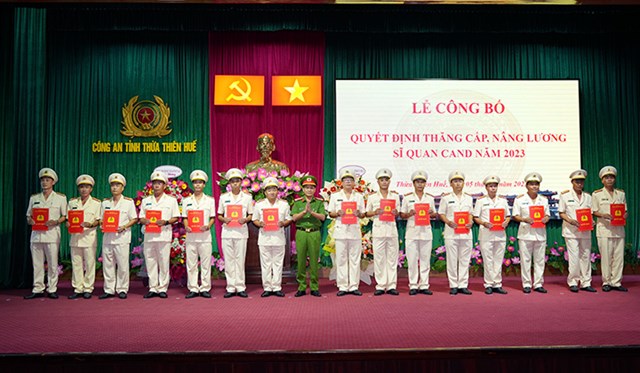 C&#244;ng an Thừa Thi&#234;n Huế trao Quyết định thăng cấp bậc h&#224;m cho hơn 800 c&#225;n bộ, chiến sĩ  - Ảnh 4