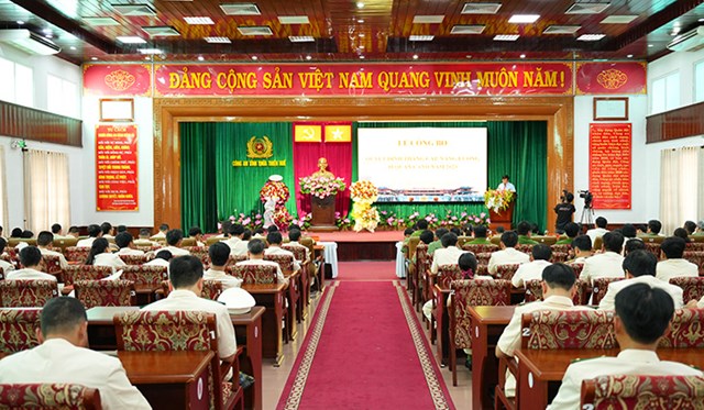 C&#244;ng an Thừa Thi&#234;n Huế trao Quyết định thăng cấp bậc h&#224;m cho hơn 800 c&#225;n bộ, chiến sĩ  - Ảnh 1
