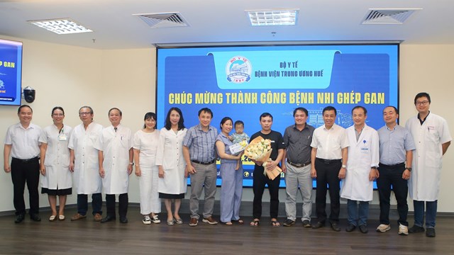B&eacute; trai 15 th&aacute;ng tuổi hồi sinh sau ca gh&eacute;p gan lịch sử