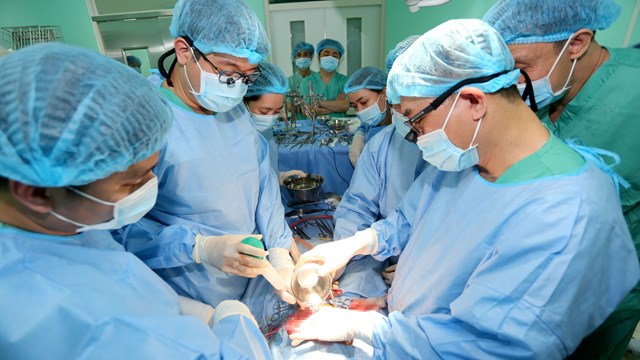 B&#233; trai 15 th&#225;ng tuổi hồi sinh sau ca gh&#233;p gan lịch sử - Ảnh 2