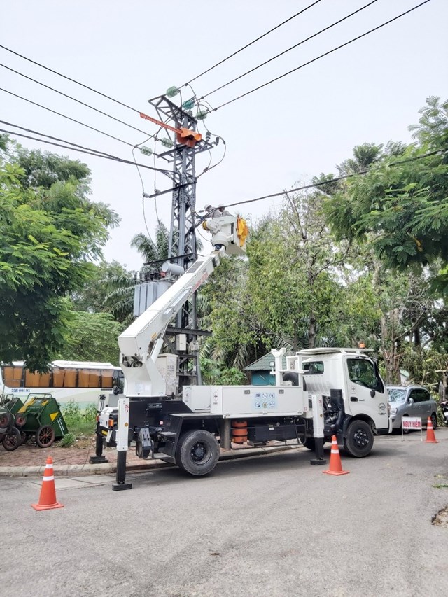 Đảm bảo an to&agrave;n cho người tham gia giao th&ocirc;ng l&uacute;c khắc phục sự cố điện.