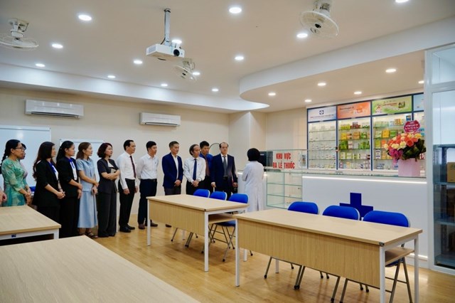 C&aacute;c đại biểu tham quan Nh&agrave; thuốc thực h&agrave;nh m&ocirc; phỏng theo ti&ecirc;u chuẩn GPP tại Khoa Dược
