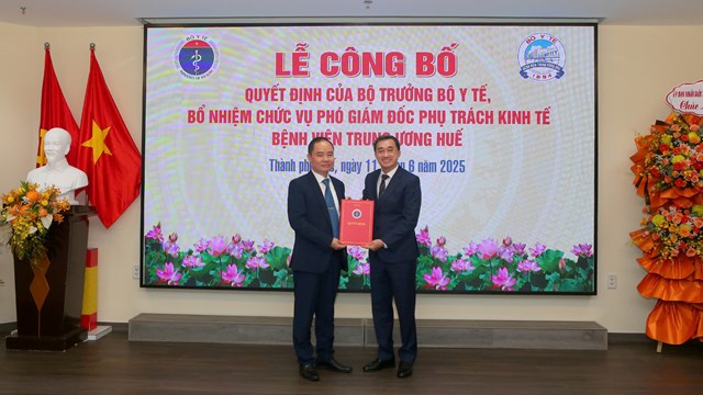 BSCKII. Phạm Như Vĩnh Tuy&ecirc;n (b&ecirc;n tr&aacute;i) giữ chức vụ Ph&oacute; Gi&aacute;m đốc phụ tr&aacute;ch kinh tế tại Bệnh viện Trung ương Huế