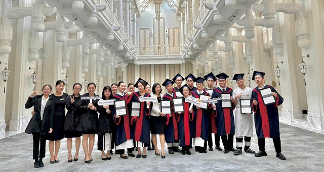 Trong bối cảnh ng&agrave;nh dịch vụ kh&ocirc;ng ngừng đổi mới v&agrave; tr&iacute; tuệ nh&acirc;n tạo đang t&aacute;i định h&igrave;nh nhiều lĩnh vực, Đại học Đ&ocirc;ng &Aacute; (Đ&agrave; Nẵng) lựa chọn hướng đ&agrave;o tạo gắn với thực tiễn, lấy trải nghiệm nghề nghiệp l&agrave;m nền tảng để sinh vi&ecirc;n ph&aacute;t triển năng lực.