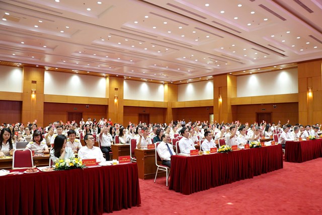 C&aacute;c đại biểu thực hiện biểu quyết tại Đại hội &nbsp;