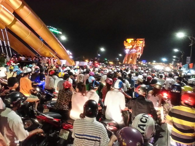 N&uacute;t giao th&ocirc;ng tại cầu Rồng thường xuy&ecirc;n bị kẹt xe, nhất l&agrave; khi chợ đ&ecirc;m Sơn Tr&agrave; hoạt động trong điều kiện cầu Rồng phun lữa hoặc c&oacute; c&aacute;c sự kiện kh&aacute;c tại khu vực n&agrave;y (ảnh: Internet).