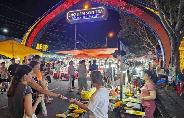 Chợ đ&ecirc;m Sơn Tr&agrave; trước đ&acirc;y nằm b&ecirc;n h&ocirc;ng ph&iacute;a tr&aacute;i v&agrave; nay được chuyển về b&ecirc;n h&ocirc;ng ph&iacute;a phải cầu Rồng&nbsp; (ảnh: Internet) &nbsp;