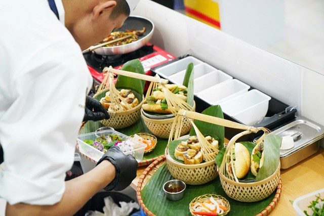 Theo TS. Đỗ Trọng Tuấn- Ph&oacute; Hiệu trưởng Thường trực Đại học Đ&ocirc;ng &Aacute;, cuộc thi l&agrave; nơi hội tụ t&agrave;i năng, niềm đam m&ecirc; v&agrave; sự s&aacute;ng tạo trong lĩnh vực ẩm thực, đồng thời tạo cơ hội để kết nối văn h&oacute;a, lan tỏa gi&aacute; trị ẩm thực Việt Nam đến bạn b&egrave; quốc tế.