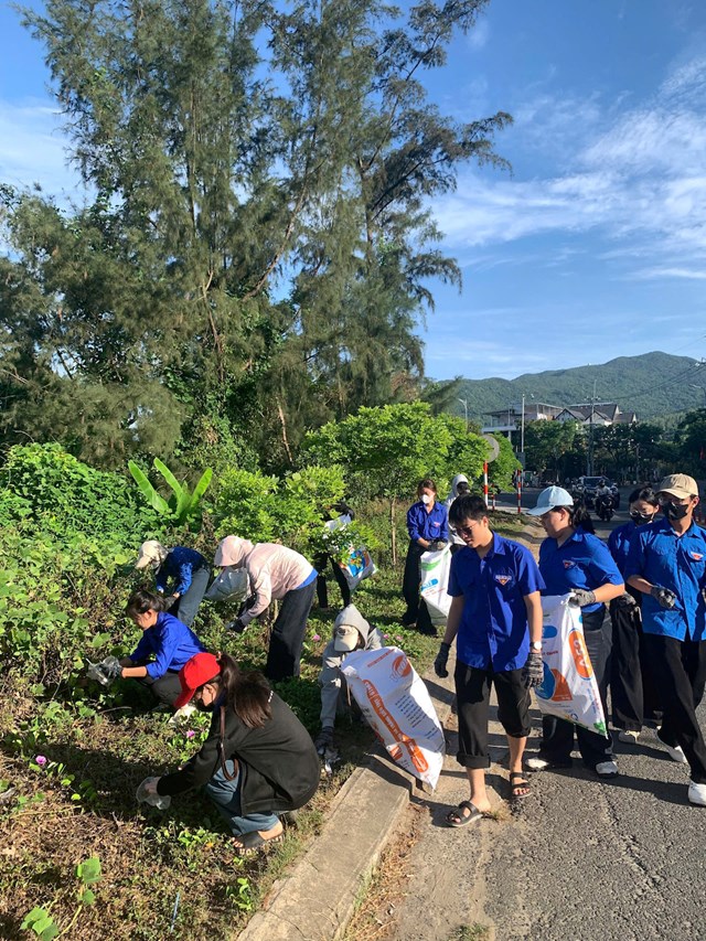 Song song với hoạt động dưới nước, khoảng 1.400 t&igrave;nh nguyện vi&ecirc;n tham gia dọn vệ sinh tr&ecirc;n cạn tại b&atilde;i c&aacute;t ven biển phường Sơn Tr&agrave; v&agrave; dọc tuyến đường Ho&agrave;ng Sa, thu gom r&aacute;c thải, l&agrave;m sạch cảnh quan, g&oacute;p phần x&acirc;y dựng h&igrave;nh ảnh b&atilde;i biển xanh, sạch, đẹp.