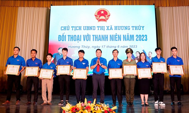 Tuy&ecirc;n dương c&aacute;c đo&agrave;n vi&ecirc;n thanh ni&ecirc;n ti&ecirc;u biểu c&oacute; th&agrave;nh t&iacute;ch xuất sắc trong khởi nghiệp, lập nghiệp v&agrave; chuyển đổi số