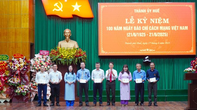 Trao tặng Kỷ niệm chương "V&igrave; sự nghiệp B&aacute;o ch&iacute; c&aacute;ch mạng Việt Nam"