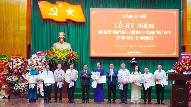L&atilde;nh đạo th&agrave;nh phố tặng Bằng khen cho c&aacute;c tập thể đ&atilde; c&oacute; th&agrave;nh t&iacute;ch xuất sắc trong hoạt động b&aacute;o ch&iacute; tr&ecirc;n địa b&agrave;n th&agrave;nh phố Huế
