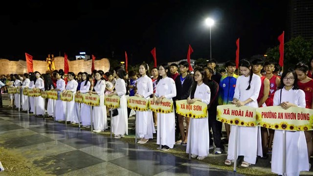 C&aacute;c đo&agrave;n VĐV tham gia lễ khai mạc.&nbsp;Ảnh: H.V