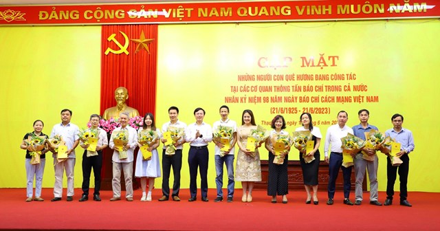 Đại diện l&atilde;nh đạo huyện Thạch Thất tặng hoa ch&uacute;c mừng c&aacute;c ph&oacute;ng vi&ecirc;n nh&agrave; b&aacute;o nh&acirc;n dịp kỷ niệm 98 năm ng&agrave;y c&aacute;ch mạng b&aacute;o ch&iacute; Việt Nam