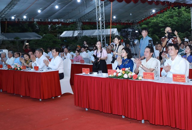 Ph&oacute; B&iacute; thư Thường trực Th&agrave;nh ủy H&agrave; Nội Nguyễn Thị Tuyến c&ugrave;ng c&aacute;c đại biểu tham tham dự buổi khai mạc