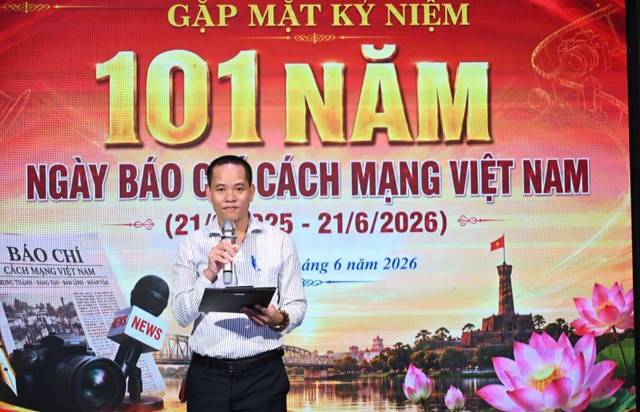 L&atilde;nh đạo CDC th&agrave;nh phố Huế tri &acirc;n đội ngũ những người l&agrave;m b&aacute;o đồng h&agrave;nh c&ugrave;ng ng&agrave;nh y tế