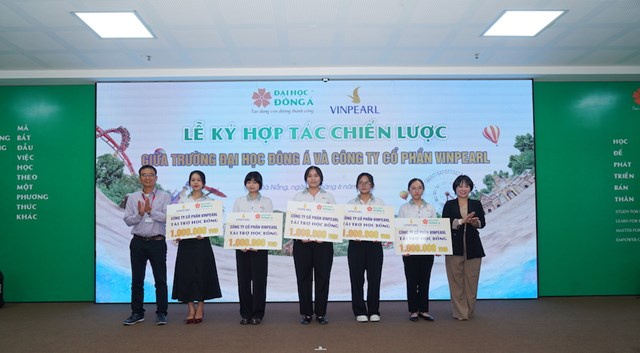 Dịp n&agrave;y, Vinpearl cũng đ&atilde; d&agrave;nh 10 suất học bổng trao đến c&aacute;c sinh vi&ecirc;n khối ng&agrave;nh Du lịch Đại học Đ&ocirc;ng &Aacute; c&oacute; th&agrave;nh t&iacute;ch học tập v&agrave; r&egrave;n luyện xuất sắc trong năm học 2025&ndash;2026.