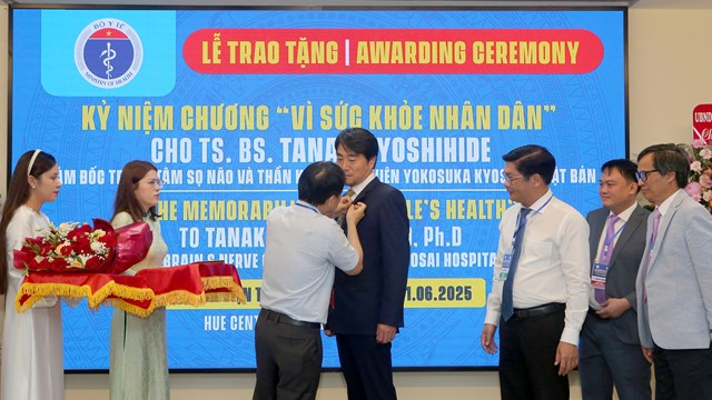 L&atilde;nh đạo Bệnh viện Trung ương Huế trao Kỷ Niệm chương "V&igrave; sức khỏe nh&acirc;n d&acirc;n"