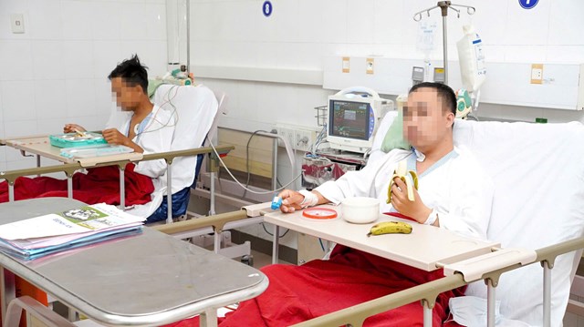 2 bệnh nh&acirc;n gh&eacute;p thận hồi phục v&agrave; tự ăn uống