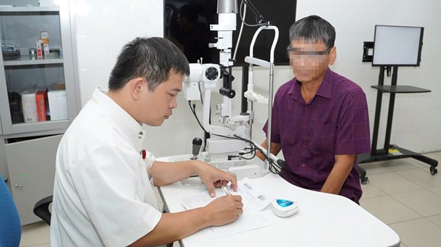 Bệnh nh&acirc;n gh&eacute;p gi&aacute;c mạc đ&atilde; ra viện đến t&aacute;i kh&aacute;m