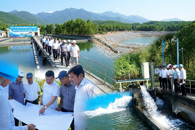 Ph&oacute; Chủ tịch Thường trực UBND th&agrave;nh phố Huế Ho&agrave;ng Hải Minh kiểm tra c&ocirc;ng t&aacute;c vận h&agrave;nh, điều tiết nguồn nước tại khu vực Ch&acirc;n M&acirc;y - Lăng C&ocirc;