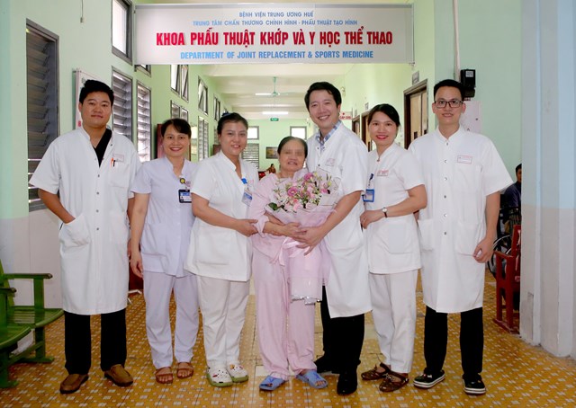 Bệnh viện Trung ương Huế: Đột ph&#225; với ca phẫu thuật Megaprosthesis đầu ti&#234;n tại miền Trung - Ảnh 2