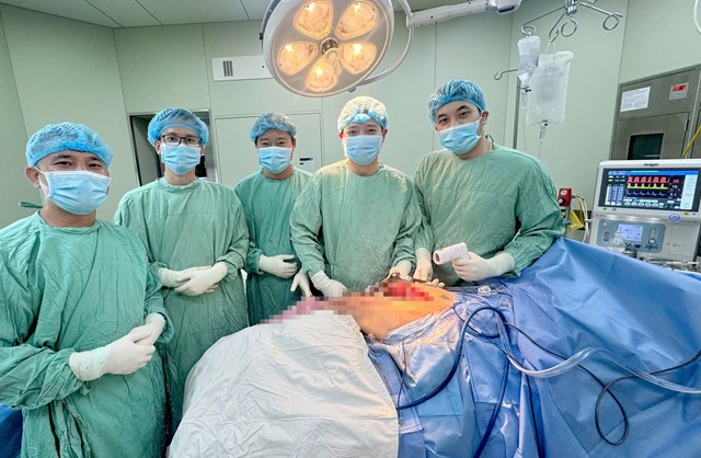 Ca phẫu thuật k&eacute;o d&agrave;i gần 4 giờ đồng hồ...