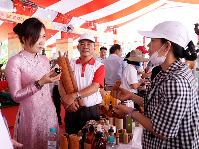 Sản phẩm quế Tr&agrave; My được c&aacute;c doanh nghiệp, hộ kinh doanh quảng b&aacute; v&agrave; đưa ra thị trường. Ảnh: Q.L