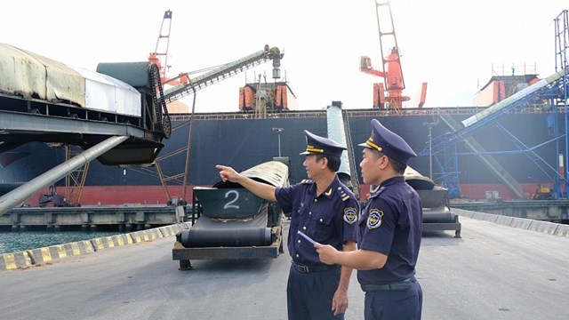 C&ocirc;ng chức Chi cục Hải quan cửa khẩu cảng Ch&acirc;n M&acirc;y kiểm tra h&agrave;ng h&oacute;a XNK. Ảnh: N.Linh