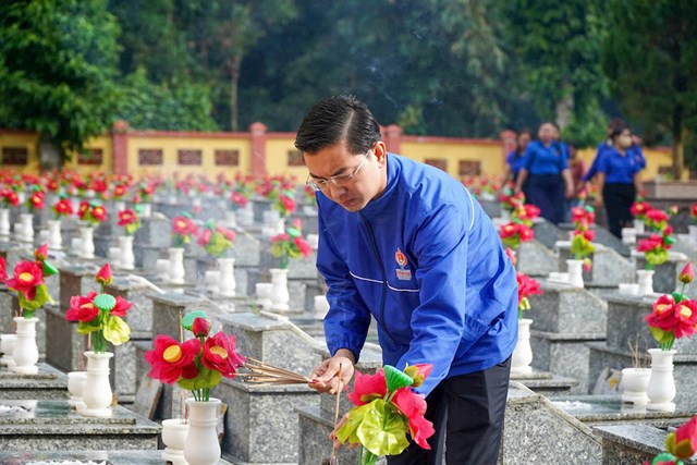 Tuổi trẻ Đ&agrave; Nẵng d&acirc;ng hương tại nghĩa trang liệt sỹ x&atilde; &ocirc;ng Giang (ảnhThu Hương).