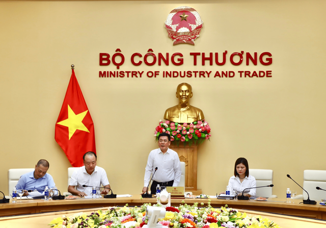 Bộ trưởng Nguyễn Hồng Di&ecirc;n ph&aacute;t biểu, chủ tr&igrave; hội nghị