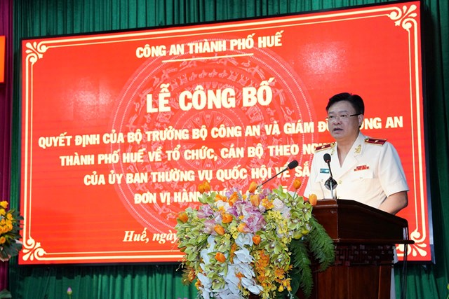 Gi&aacute;m đốc C&ocirc;ng an TP .Huế cũng đ&atilde; c&ocirc;ng bố quyết định bổ nhiệm hơn 200 Trưởng v&agrave; Ph&oacute; trưởng C&ocirc;ng an cấp x&atilde;.