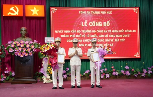 Thiếu tướng Nguyễn Thanh Tuấn trao quyết định cho 2 t&acirc;n Ph&oacute; Gi&aacute;m đốc C&ocirc;ng an TP. Huế.