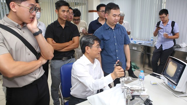Hội thảo khoa học &quot;Giới thiệu kỹ thuật Phẫu thuật ống soi mềm từ xa bằng Robot&quot; - Ảnh 4