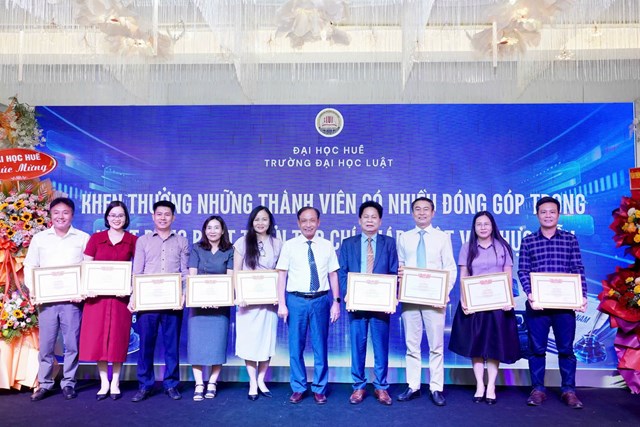 PGS. TS. Đo&agrave;n Đức Lương, Hiệu trưởng Trường Đại học Luật, Đại học Huế trao Giấy khen cho c&aacute;c c&aacute; nh&acirc;n c&oacute; nhiều đ&oacute;ng g&oacute;p trong c&ocirc;ng t&aacute;c x&acirc;y dựng v&agrave; ph&aacute;t triển Tạp ch&iacute;