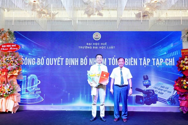 L&atilde;nh đạo Trường Đại học Luật, Đại học Huế trao quyết định bổ nhiệm Tổng Bi&ecirc;n tập Tạp ch&iacute; Ph&aacute;p luật v&agrave; Thực tiễn nhiệm kỳ mới