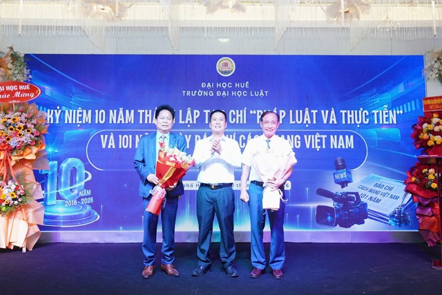 TS Nguyễn Hồng Sơn, B&iacute; thư Đảng ủy Nh&agrave; trường tặng hoa tri &acirc;n Tổng Bi&ecirc;n tập v&agrave; Ph&oacute; Tổng Bi&ecirc;n tập Tạp ch&iacute;