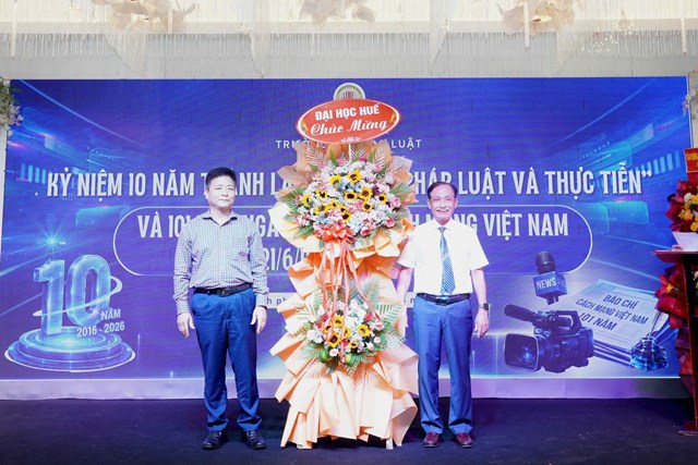 TS. B&ugrave;i Văn Lợi, Ph&oacute; Gi&aacute;m đốc Đại học Huế tặng hoa ch&uacute;c mừng