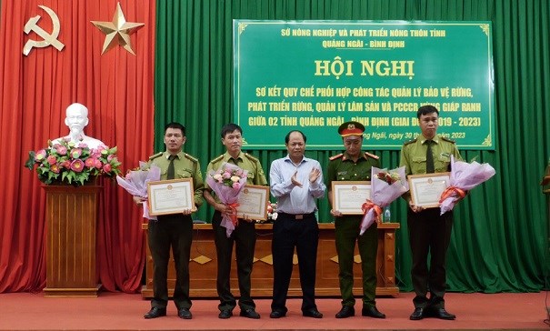 Hội nghị đ&atilde; tuy&ecirc;n dương v&agrave; trao Giấy khen của Gi&aacute;m đốc Sở N&ocirc;ng Nghiệp v&agrave; Ph&aacute;t triển n&ocirc;ng th&ocirc;n 02 tỉnh Quảng Ng&atilde;i v&agrave; B&igrave;nh Định cho 02 tập thể v&agrave; 06 c&aacute; nh&acirc;n c&oacute; th&agrave;nh t&iacute;ch trong c&ocirc;ng t&aacute;c quản l&yacute;, bảo vệ rừng v&agrave; PCCCR v&ugrave;ng gi&aacute;p ranh