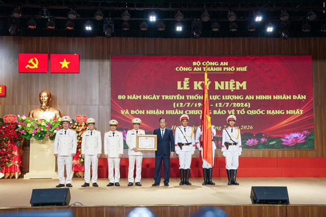 Thừa ủy quyền của Chủ tịch nước, đồng ch&iacute; Phạm Đức Tiến, Ph&oacute; B&iacute; thư Thường trực Th&agrave;nh ủy, Chủ tịch HĐND TP. Huế trao Hu&acirc;n chương Bảo vệ Tổ quốc hạng Nhất cho C&ocirc;ng an th&agrave;nh phố Huế